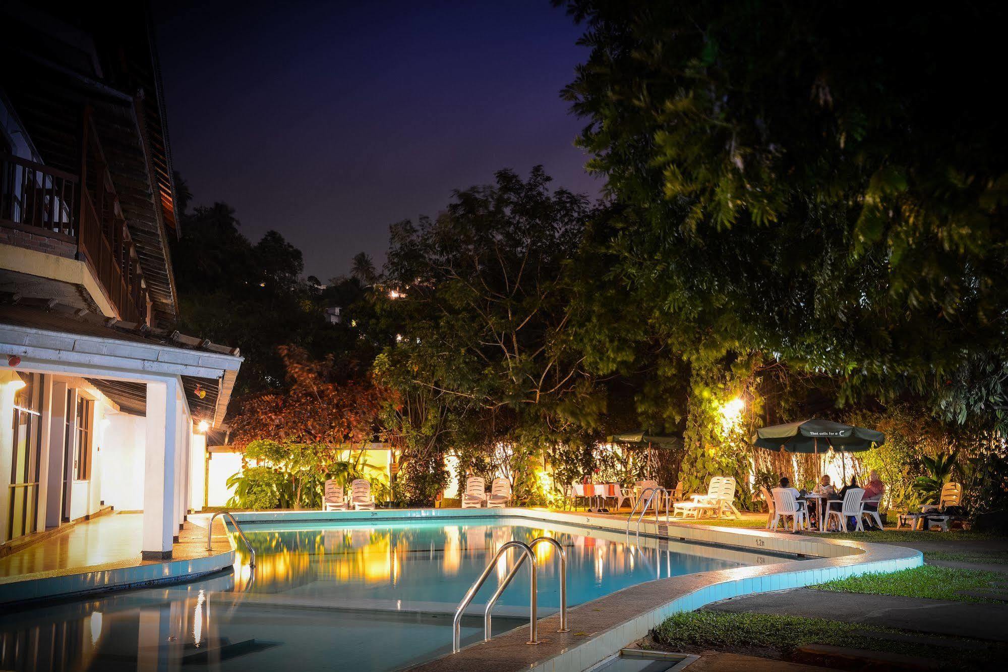 Hotel Hilltop キャンディー エクステリア 写真